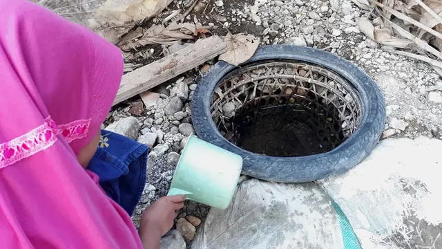 Warga membuat sumur darurat di pinggir sungai untuk atasi krisis air bersih. (Liputan6.com/Muhamad Ridlo)