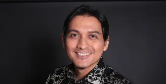 Lucky Hakim membantu mantan istrinya, Indadari yang sedang proses cerai dengan suaminya, Caisar. Lucky yang juga baru bercerai mengirim pengacara untuk membantu kelancaran proses cerai Indadari. (Febio Hernanto/Bintang.com)