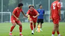 Pemain Timnas Vietnam U-23, Victor Le (tengah) saat melakukan latihan bersama di Lapangan A Gelora Bung Karno, Senayan, Jakarta, Senin (28/7/2025). (Liputan6.com/Helmi Fithriansyah)