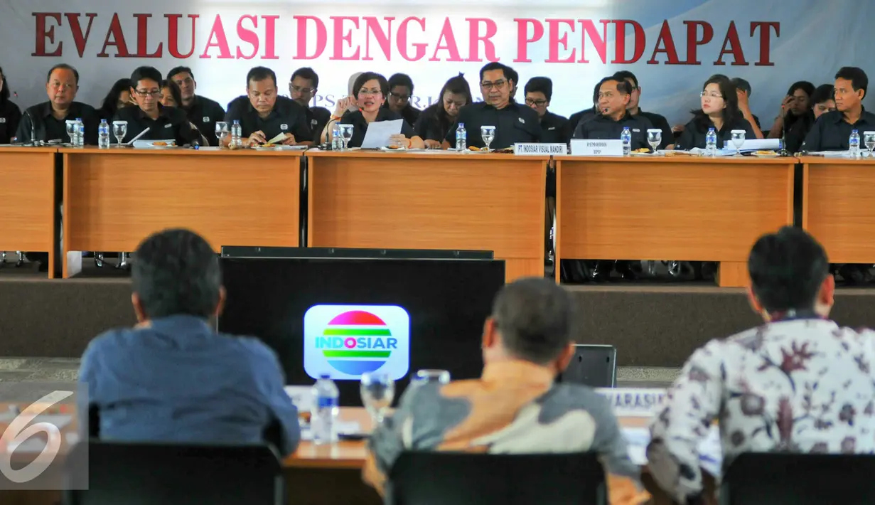 Suasana Evaluasi Dengar Pendapat (EDP) perpanjangan Izin Penyelenggaraan Penyiaran (IPP) televisi Indosiar di kantor KPID, Jakarta, Rabu (11/5). Melalui EDP ini, KPI akan memberikan penilaian terhadap aspek program siaran. (Liputan6.com/Yoppy Renato)