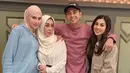 Syahnaz juga mengenakan jaket knit baby blue dipadukan celana denim cargo serta kerudung coklat. Sang ibunda tampil dengan baju, kerudung, dan celana putih.  [@raffinagita1717]