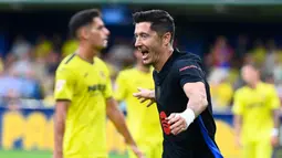 Robert Lewandowski menjadi salah satu menjadi bintang kemenangan Barca dengan mencetak dua gol pada menit ke-20 dan 35. (JOSE JORDAN/AFP)