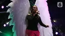 Salah satu tembang paling hit dari sang diva itu pun langsung disambut euforia penonton. Titi DJ juga tak ingin kalah dengan tampil mengenakan busana yang anggun. (Liputan6.com/Johan Tallo)