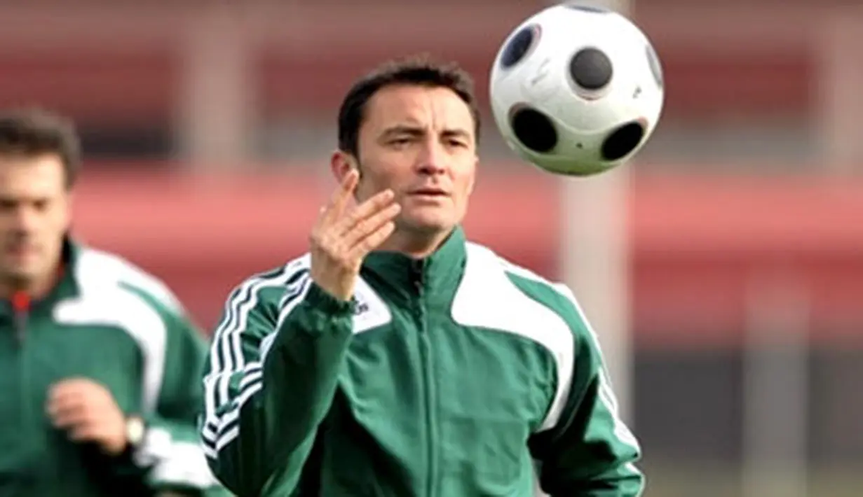 Euro 2008 football championships referees, Spaniard Manuel Enrique Mejuto Gonzalez take part in a preparatory workshop for referees and assistant referees on April 17, 2008 in Regensdorf, near Zurich. AFP PHOTO / Fabrice Coffrini