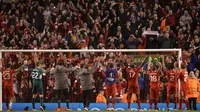 Para pemain Liverpool merayakan keberhasilan melangkah ke semifinal Liga Europa di hadapan pendukungnya usai menyingkirkan Borrusia Dortmund, di Anfield, Kamis atau Jumat (15/4/2016) dini hari WIB. (AFP/Oli Scarff). 