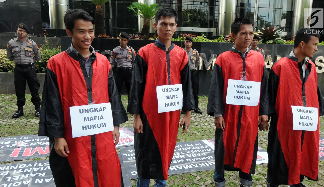 Masyarakat Peduli Keadilan saat berunjuk rasa di depan Gedung KPK, Jakarta, Senin (4/2). Massa mendesak  KPK memeriksa mafia hukum kasus suap mantan Panitera PN Jakarta Utara Rohadi terhadap peringanan vonis Saipul Jamil. (Merdeka.com/Dwi Narwoko)