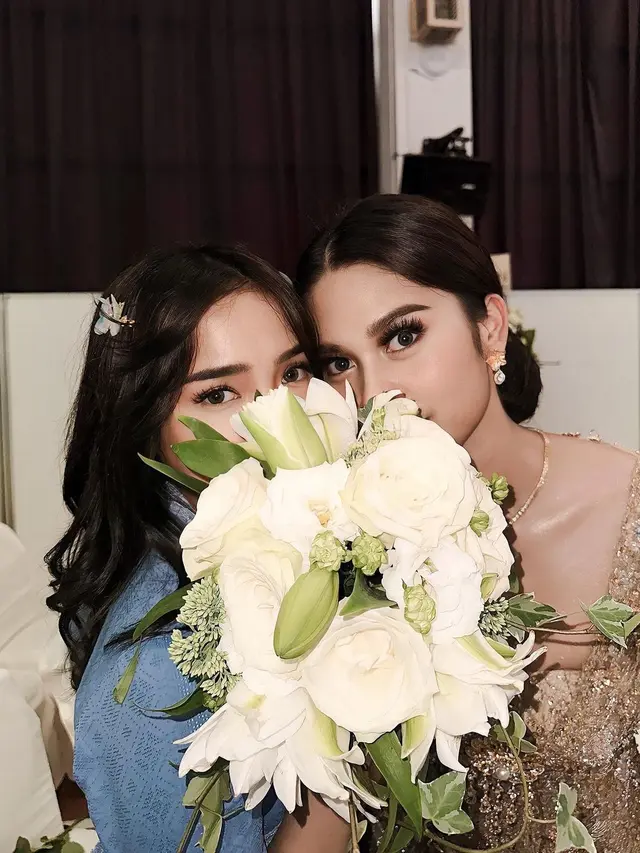 7 Potret Fuji Jadi Bridesmaid di Pernikahan Azizah Salsha, Menawan Pakai Kebaya