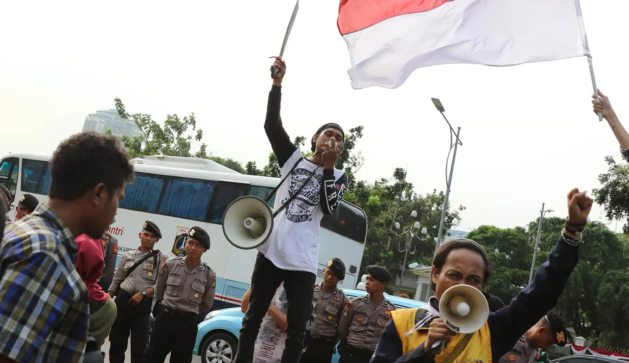Sejumlah mahasiswa yang tergabung dalam Aliansi Gerakan Mahasiswa Penyelamatan Sumber Daya Maluku Utara melakukan unjuk rasa di depan Istana Negara, Kamis (18/5). (Liputan6.com/Immanuel Antonius)