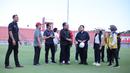 <p>Ketua Umum PSSI, Erick Thohir mendapatkan penjelasan dari Wakil Gubernur Bali, Tjokorda Artha Ardana Sukawati saat melakukan kunjungan ke Stadion Kapten I Wayan Dipta, Gianyar, Minggu (12/3/2023) dalam rangka meninjau kesiapan 6 venue Piala Dunia U-20 2023. (Bola.com/Alit Binawan)</p>