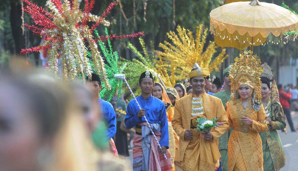 Acara pawai berbagai jenis pakaian hingga tarian adat ini digelar dalam rangka HUT Kemerdekaan RI ke-69. (Liputan6.com/Herman Zakharia)