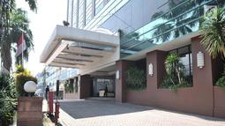 Petugas keamanan berjaga di depan Hotel Alexis, Jakarta, Rabu (28/3). Penutupan disebabkan oleh sejumlah pelanggaran yang ditemui Pemprov DKI Jakarta, antara lain pemeriksaan, praktik prostitusi, dan perdagangan manusia. (Merdeka.com/Iqbal S. Nugroho)