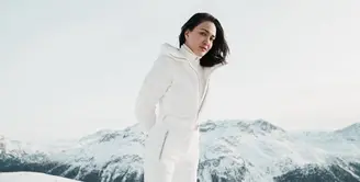 Shandy Aulia tampil dengan pakaian hangat serba putih yang mirip dengan salju saat bermain ski di Swiss. Ibu satu anak ini mengenakan inner turtleneck dipadukan jaket padding dan celana putih. [@shandyaulia]