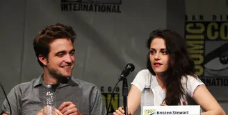 Robert Pattinson dan Kristen Stewart sudah mengakhiri hubungannya beberapa waktu lalu. Namun kabar terbaru muncul bahwa keduanya kini kembali menjalin hubungan lagi. Mungkinkah mereka balikan? (AFP/Kevin Winter)