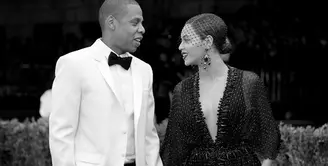 Anak kembar berjenis kelamin laki-laki telah hadir di tengah-tengah keluarga Beyonce dan Jay Z. Namun sejak kabar kelahiran bayi tersebut ramai dibicarakan, hingga kini publik penasaran lantaran ingin melihatnya. (AFP/Bintang.com)
