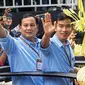 Bersama Prabowo, Gibran tampil mengenakan kemeja warna biru muda lengan panjang. Tampak ia bersama Prabowo mengenakan lanyard coklatnya. [@prabowo]