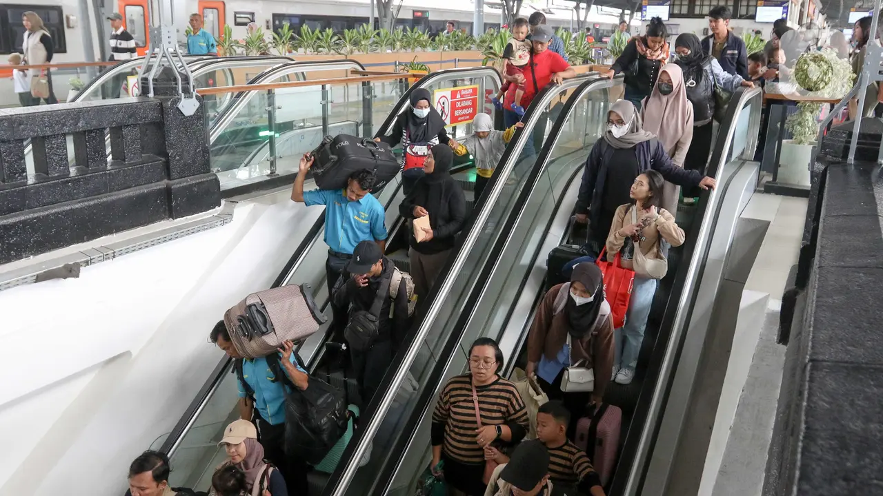 Pemudik Pengguna KAJJ Padati Stasiun Pasar Senen Jakarta