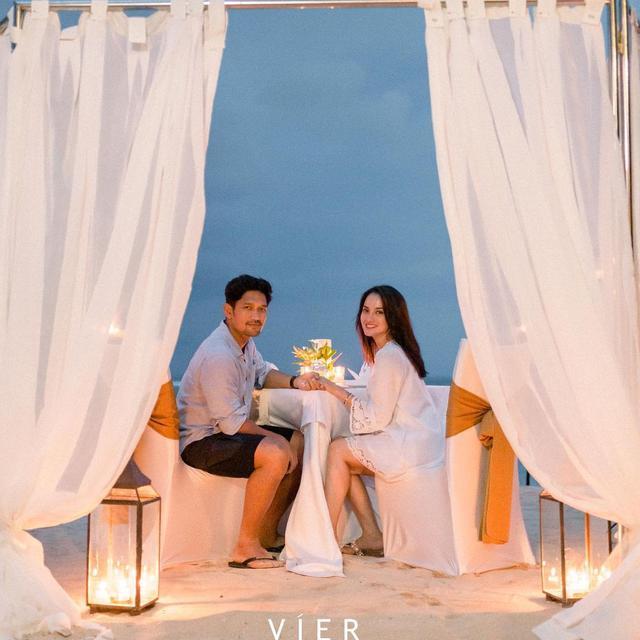 6 Potret Pemotretan Honeymoon Ibnu Jamil dan Ririn Ekawati, Romantis