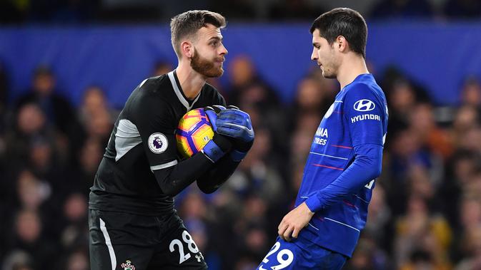 Striker Chelsea, Alvaro Morata melihat bola yang ditangkap kiper Southampton, Angus Gunn selama pertandingan lanjutan Liga Inggris di Stamford Bridge, London (2/1). Chelsea bermain imbang 0-0 atas Southampton. (AFP Photo/Ben Stansall)