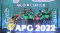 Perwakilan mitra pengemudi Grab yang menjadi sukarelawan ASEAN Para Games 2022 berfoto bersama atlet Para Powerlifting Ni Nengah Widiasih (tengah). (Istimewa)