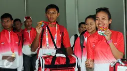 Senyum para Atlet Dayung Indonesia saat tiba di Bandara Soekarno-Hatta, Banten, Selasa (16/6/2015). Dengan raihan 13 medali emas, 6 perak dan 4 perunggu, Indonesia dinobatkan sebagai juara umum rowing SEA Games 2015. (Liputan6.com/Helmi Afandi)