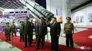 Korea Utara menunjukkan foto-foto yang menampilkan rudal balistik antarbenua terbesar miliknya, Hwasong-17, dan ICBM berbahan bakar padat Hwasong-18. (Korean Central News Agency/Korea News Service via AP)