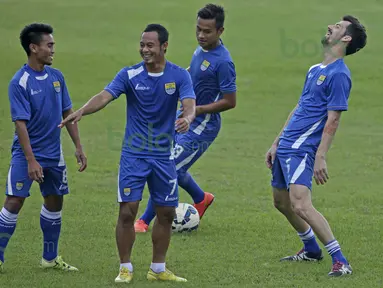 Atep (tengah), Taufik dan Marko Krasic (kanan) menikmati latihan sore dengan serius tapi santai jelang laga melawan Arema Cronus pada turnamen sepak bola Bali Island 2016 di Stadion Gelora Samudra, Kuta, Bali, Senin (22/2/2016). (Bola.com/Peksi Cahyo)