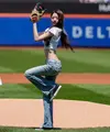Jang Wonyoung saat melakukan first pitch di New York. (Associated Press/Yuki Iwamura)