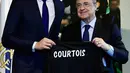 Kiper asal Belgia Thibaut Courtois menunjukkan jersey klub barunya Real Madrid saat berpose dengan presiden Real Madrid, Florentino Perez  di stadion Santiago Bernabeu (9/8). Courtois dikontrak Madrid selama 6 tahun. (AFP Photo/Javier Soriano)