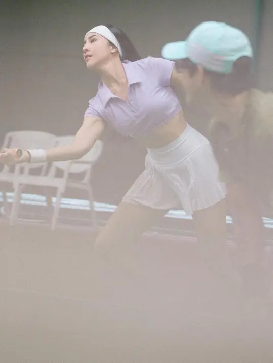 Aksesori arm band juga jadi pelengkap gaya Anya untuk totalitas gayanya.  [Foto: Instagram/ Anya Geraldine]