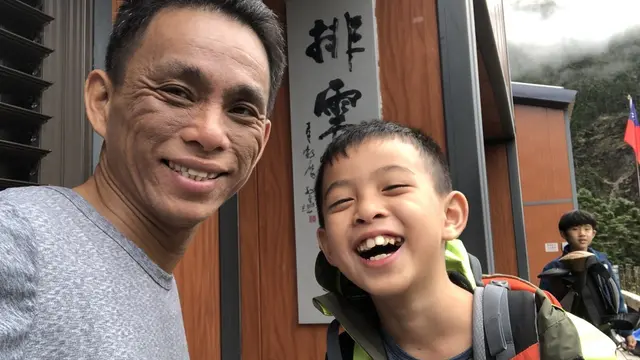 Penuhi Janji, Anak Mendaki Gunung dan Bawa Foto Ibunya