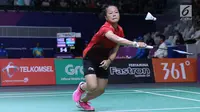 Tunggal putri Indonesia, Fitriani mengembalikan kok ke arah pemain India, Saina Nehwal di babak 16 besar Bulutangkis Tunggal Putri Asian Games 2018 di Istora Kompleks GBK, Sabtu (25/8). Fitriani menyerah 6-21, 14-21. (Liputan6.com/Helmi Fithriansyah)