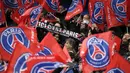 Supporters PSG mengibarkan bendera timn pada leg pertama babak 16 Liga Champions, di Parc des Princes, Paris, Rabu (17/2/2016) dini hari WIB.  (AFP / Kenzo Trbouillard)