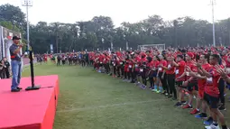 Wadanjen Kopassus Brigjen TNI Richard Tampubolon memberi sambutan saat membuka Komando Warriors di Cijantung, Jakarta, Minggu (6/5). Komando Warriors meliputi lari total 5 km, cross speed, serta melintasi aral lintang. (Liputan6.com/Angga Yuniar)