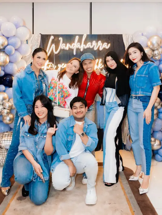 Febby Rastanty juga hadir mengenakan denim on denim dari atasan kemeja lengan pendek dan celana panjang. [@marlenehariman]