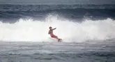 Atlet Timnas Surfing Indonesia, I Made Pajar Ariana, berlatih di Pantai Berawa, Kuta Utara, Selasa (15/9/2026), sebagai bagian dari persiapan menghadapi Asian Games 2026 di Aichi-Nagoya, Jepang. Pajar menjalani latihan untuk beradaptasi dengan berbagai kondisi ombak sebelum bertolak ke Jepang. (Bola.com/Alit Binawan)