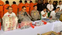 Polda Lampung membongkar kawanan pelaku percetakan ilegal dengan barang bukti uang palsu pecahan Rp 100 ribu sebanyak 13.524 lembar atau setara 1,3 miliar.