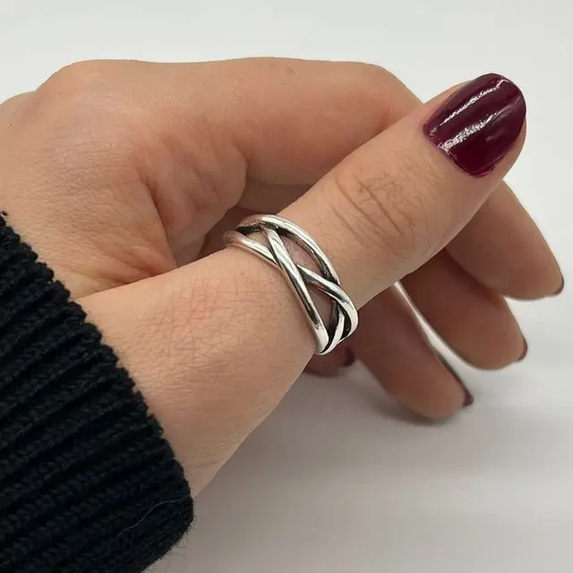 Cincin di Jari Jempol