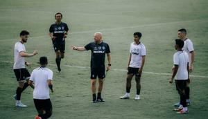 Bali United bersama sang pelatih,&nbsp;Johnny Jansen, dalam sesi latihan di BRI Super League 2025/26. (Dok. ileague.id)