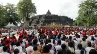 Ribuan umat Budha melakukan meditasi saat detik-detik puncak perayaan Tri Suci Waisak 2554 BE/2010 di pelataran candi Borobudur, Magelang, Jateng, Jumat (28/5).(Antara)