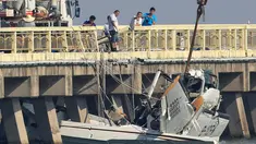 Sebuah pesawat amfibi menabrak jembatan di Shanghai, Tiongkok, Rabu (20/7). Pesawat amfibi ini mengalami kecelakaan di hari perdana mengudara. (REUTERS/Aly Song)
