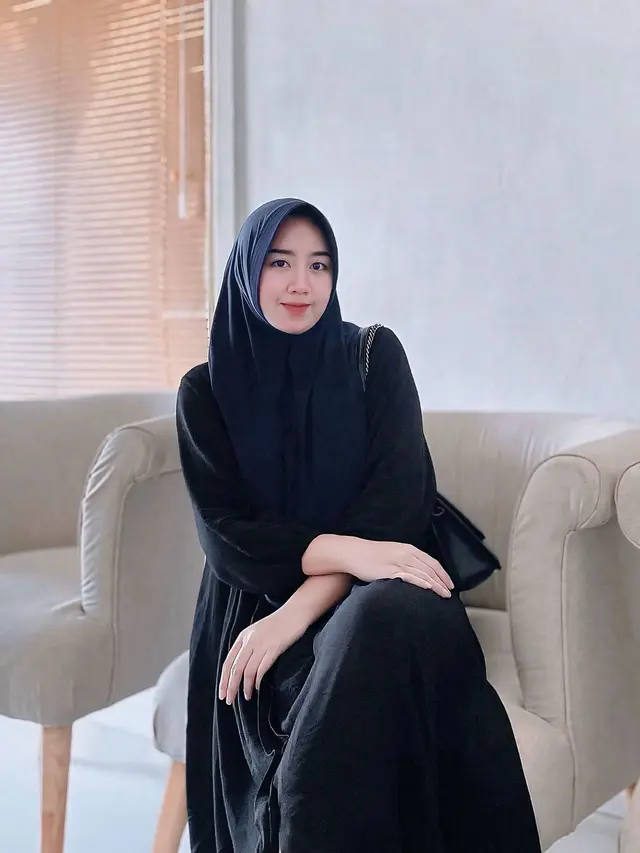 Potret Salmania yang diisukan dekat dengan Teuku Ryan (Sumber: Instagram/@salmaniia.f)