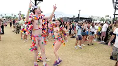 Dua penonton menari saat menghadiri Coachella Valley Music and Arts Festival 2018 di Empire Polo Club di Indio, Calif (15/4). Festival Coachella ini sudah ada sejak tahun 1999. (AFP Photo/Kevin Winter)
