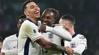 Eberechi Eze (kanan) usai mencetak gol ke gawang Latvia di Kualifikasi Piala Dunia 2026 Zona Eropa. (Glyn KIRK / AFP)
