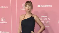 Taylor Swift berpose saat tiba menghadiri Billboard Women In Music 2019 yang digelar oleh YouTube Music di Los Angeles, California (12/12/2019). Di acara ini Taylor Swift mendapat penghargaan "Woman of the Decade Award". (AP Photo/Chris Pizzello)