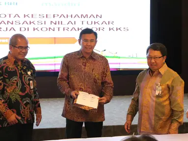 Dirut Bank BRI Asmawi Syam, Kepala SKK Migas Amien Sunaryadi, Dirut Bank BNI Ahmad Baequni serta Wakil Dirut Bank Mandiri Sulaiman A Arianto (ki-ka) saat menunjukkan dokumen nota kesepahaman kerjasama di Jakarta, (24/3). (Liputan6.com/Angga Yuniar)