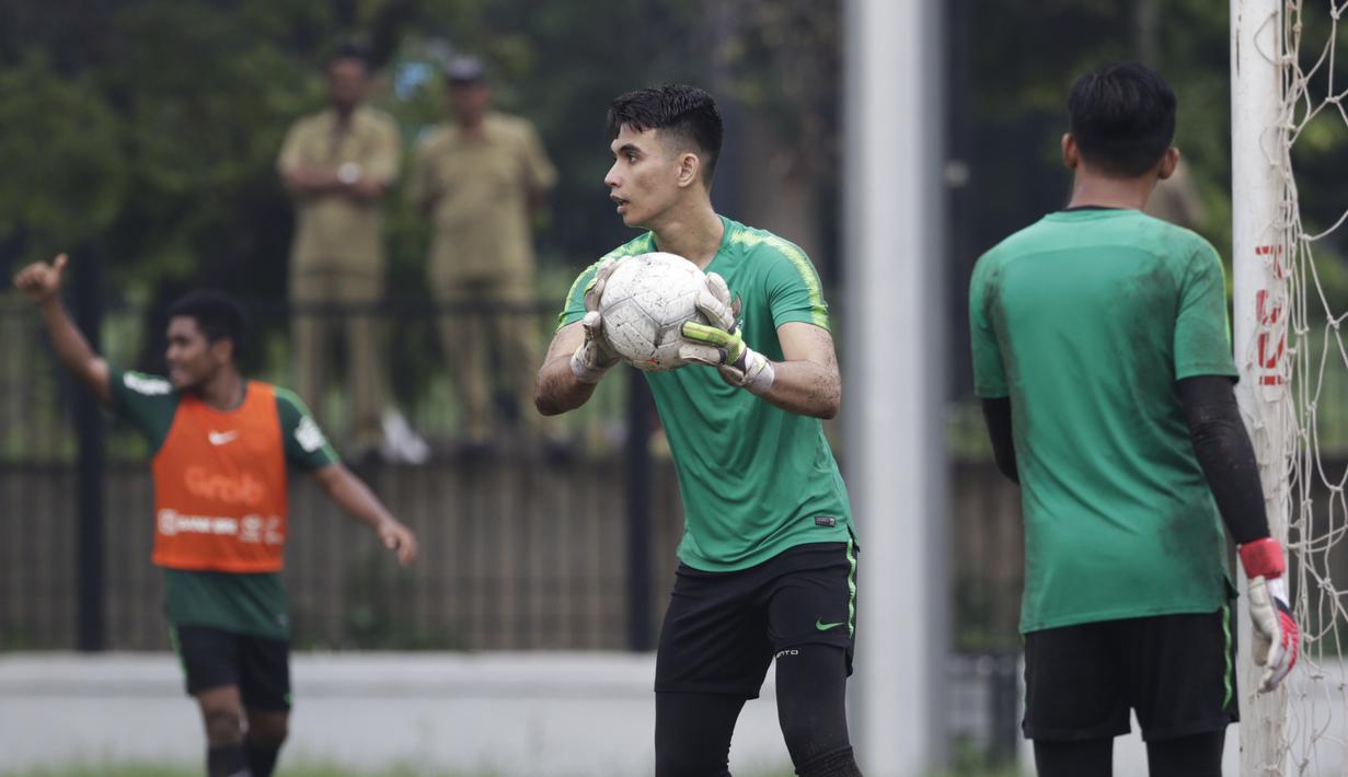 Kiper Timnas Indonesia U-22, Nadeo Argawinata, menangkap bola saat latihan di Lapangan ABC, Jakarta, Senin (14/1). Latihan ini merupakan persiapan jelang Piala AFF U-22. (Bola.com/Vitalis Yogi Trisna)