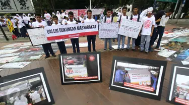 Sejumlah pelajar yang mewakili dari 30 sekolah Bekasi, Tangerang dan Bogor saat beraksi di depan Istana Presiden, Jakarta, Sabtu (25/2). Dalam aksinya para siswa-siswi pelajar tersebut menolak jadi target dari iklan rokok. (Liputan6.com/Helmi Afandi)