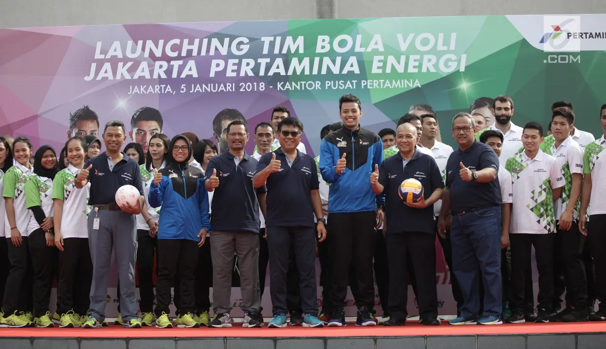 Tim bola voli putra dan putri Jakarta Pertamina Energi serta pejabat Pertamina berfoto bersama saat launching di Kantor Pusat Pertamina, Jakarta, Jumat (5/1). (Liputan6.com/Arya Manggala)