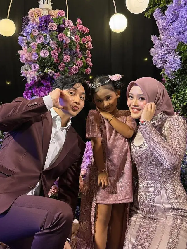 Dua Adik Sambung Hadir di Pernikahan Rizky Febian dan Mahlini. [@putridelinaa]