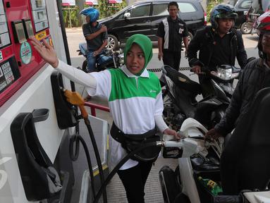 Petugas bersiap mengisi BBM Pertalite ke kendaraan pelanggan di SPBU Antasari, Bandar Lampung, Selasa (6/10/2015). Pertamina kembali melakukan uji pasar Bahan Bakar Minyak (BBM) jenis pertalite di lima Provinsi di Sumbagsel. (Liputan6.com/Angga Yuniar)